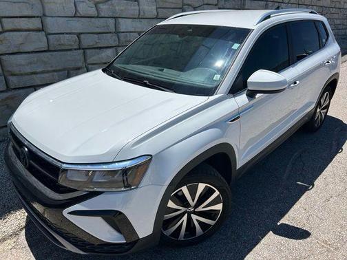 Pure White 2024 Volkswagen Taos 1.5T SE