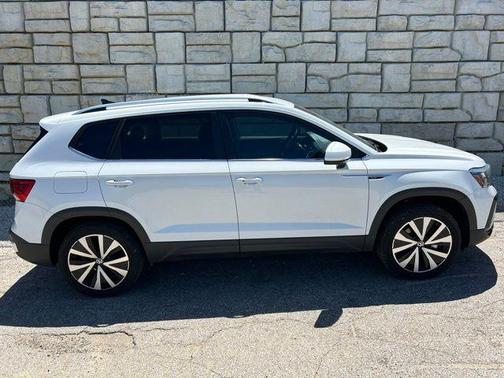 Pure White 2024 Volkswagen Taos 1.5T SE