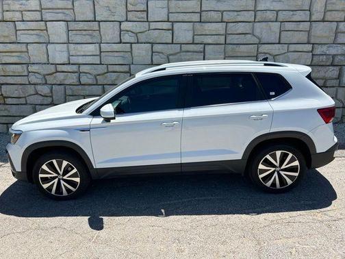 Pure White 2024 Volkswagen Taos 1.5T SE