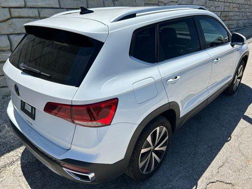 Pure White 2024 Volkswagen Taos 1.5T SE