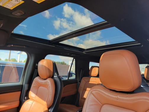 Pristine White 2021 Lincoln Navigator Reserve
