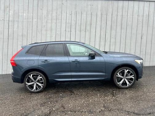 2023 Volvo XC60 B6 Ultimate Dark Theme