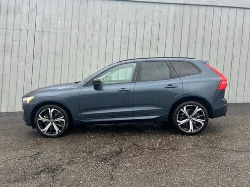 2023 Volvo XC60 B6 Ultimate Dark Theme