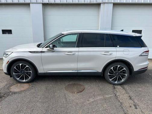 Ceramic Pearl Metallic 2023 Lincoln Aviator Reserve AWD