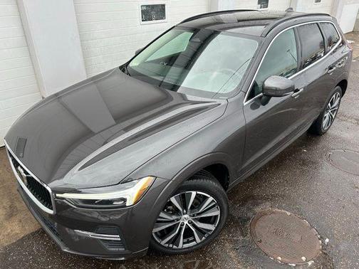 2022 Volvo XC60 B5 Momentum