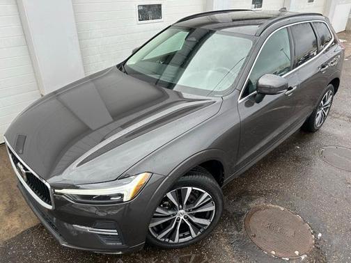 2022 Volvo XC60 B5 Momentum