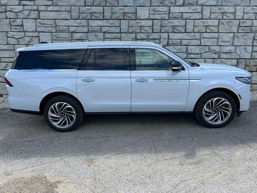 Crystal White Metallic 2025 Lincoln Navigator L Reserve