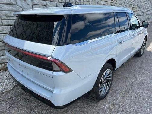 Crystal White Metallic 2025 Lincoln Navigator L Reserve