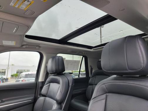 Crystal White Metallic 2025 Lincoln Navigator L Reserve