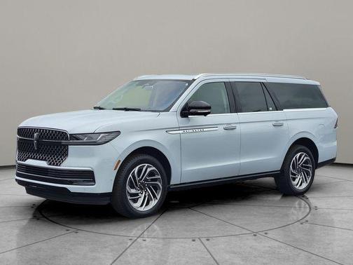 Crystal White Metallic 2025 Lincoln Navigator L Reserve