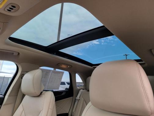 White Platinum Tri-Coat Metallic 2017 Lincoln MKC Reserve