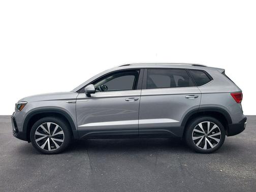 Silver Metallic 2023 Volkswagen Taos 1.5T SE