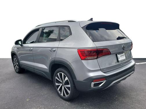 Silver Metallic 2023 Volkswagen Taos 1.5T SE