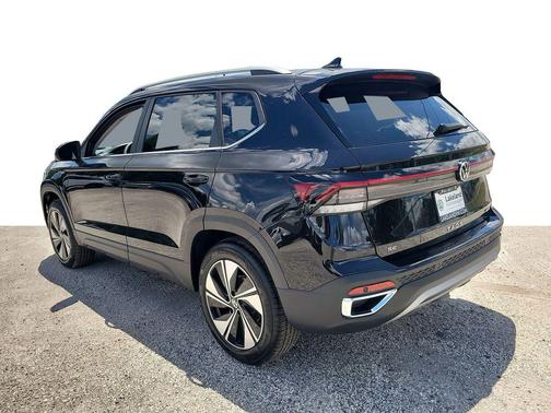 Deep Black Pearl 2026 Volkswagen Taos SE