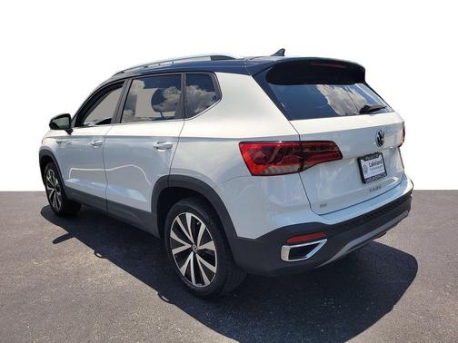 Pure White 2023 Volkswagen Taos 1.5T SE