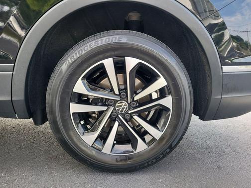 Deep Black 2022 Volkswagen Tiguan 2.0T S