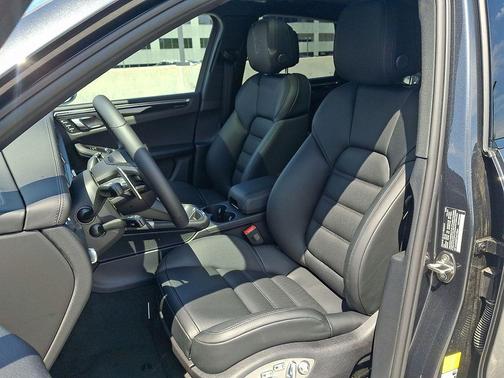 Volcano Grey Metallic 2026 Porsche Macan Macan