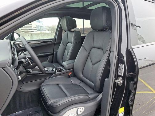 2025 Porsche Macan T