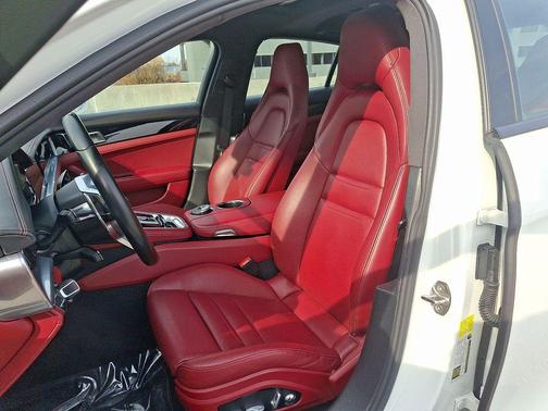 2019 Porsche Panamera 4