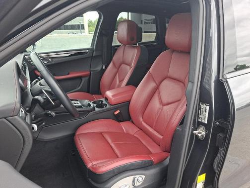 Gray Metallic 2023 Porsche Macan Macan