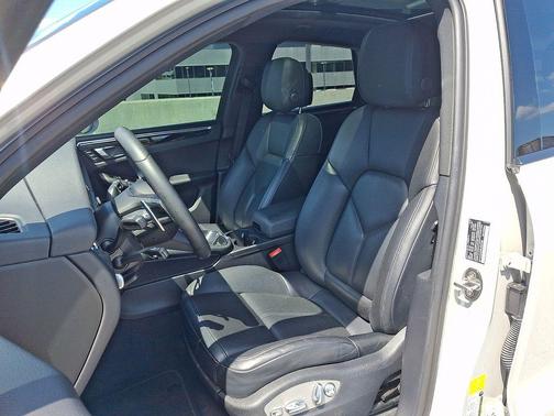 Chalk 2024 Porsche Macan Macan