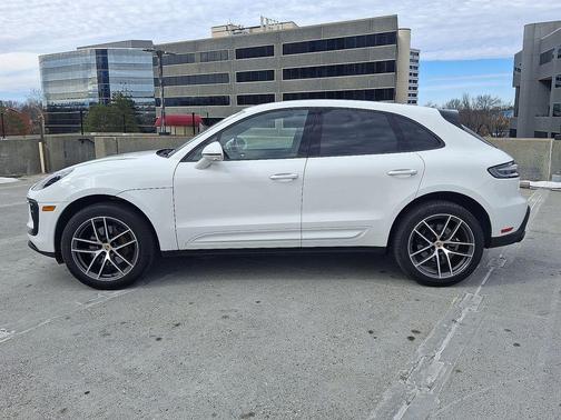 2022 Porsche Macan Base (PDK)