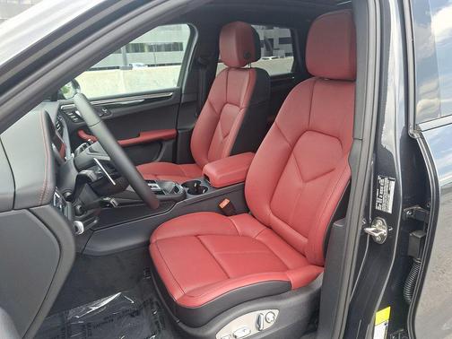 Volcano Grey Metallic 2026 Porsche Macan Macan