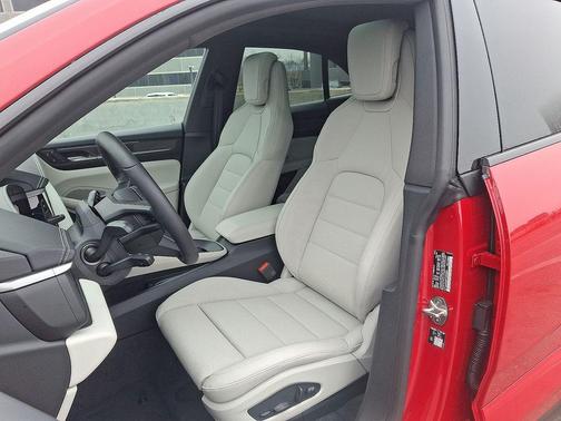 2026 Porsche Macan 4