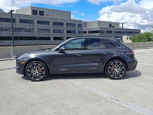 Volcano Grey Metallic 2026 Porsche Macan Macan