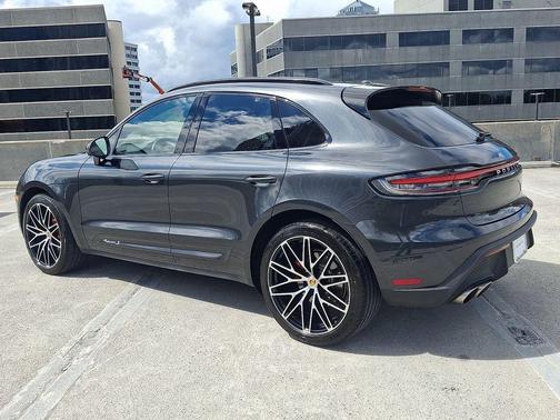 Volcano Grey Metallic 2026 Porsche Macan Macan