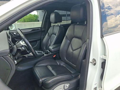 White 2018 Porsche Macan Macan