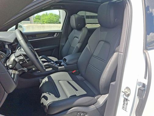 Carrara White 2025 Porsche Cayenne Cayenne