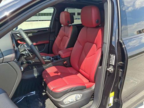 Jet Black Metallic 2026 Porsche Macan Macan