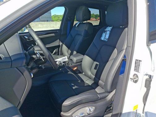 Carrara White Metallic 2026 Porsche Macan Macan