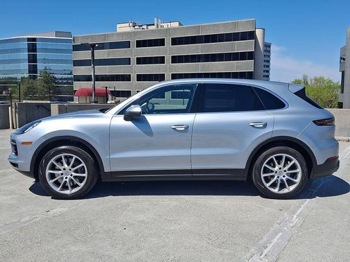 Dolomite Silver Metallic 2023 Porsche Cayenne Cayenne