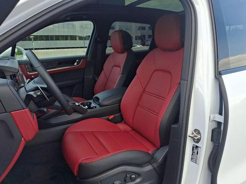 Carrara White Metallic 2026 Porsche Cayenne Cayenne