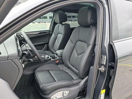 2025 Porsche Macan T