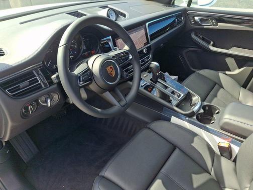 Carrara White Metallic 2026 Porsche Macan Macan