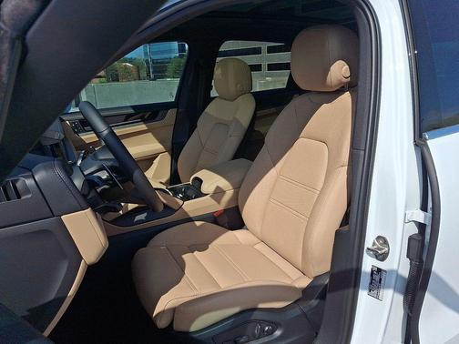 Carrara White Metallic 2026 Porsche Cayenne Cayenne