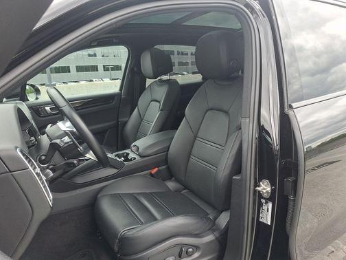 Black 2022 Porsche Cayenne Cayenne
