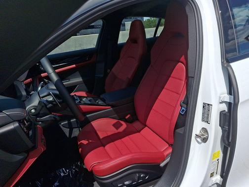 Carrara White Metallic 2026 Porsche Panamera