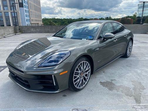Aventurine Green Metallic 2026 Porsche Panamera 4