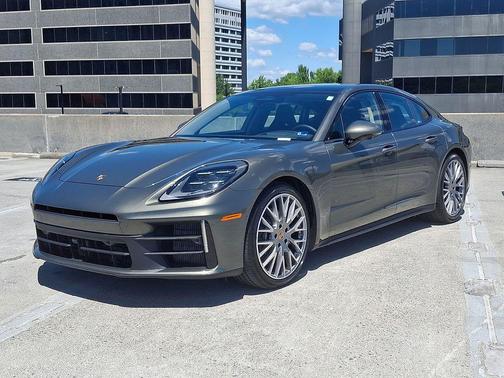Aventurine Green Metallic 2026 Porsche Panamera 4