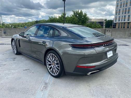 Aventurine Green Metallic 2026 Porsche Panamera 4