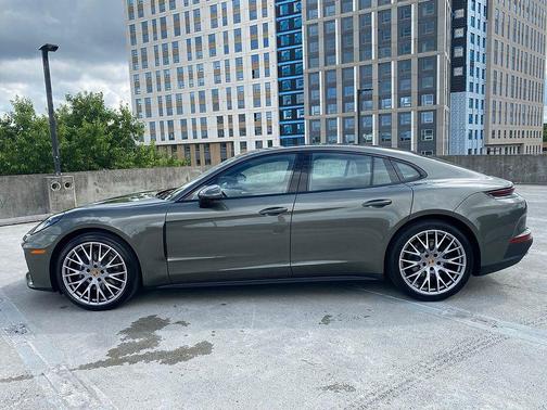 Aventurine Green Metallic 2026 Porsche Panamera 4