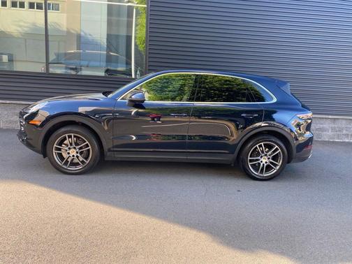 Moonlight Blue 2023 Porsche Cayenne Cayenne
