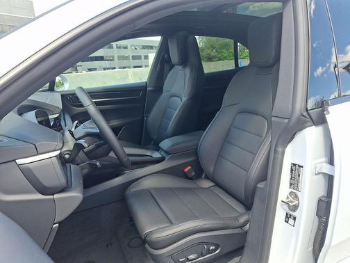Ice Grey Metallic 2026 Porsche Macan Macan Electric 4