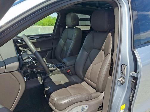 Silver Metallic 2023 Porsche Macan Macan