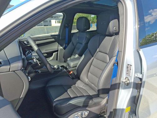 Dolomite Silver Metallic 2026 Porsche Macan Macan GTS