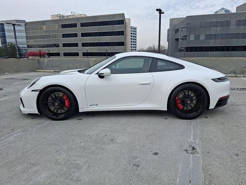 2022 Porsche 911 Carrera 4 GTS